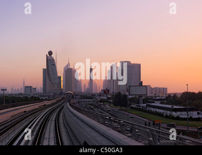 La vista della metro su Sheikh Zayed Road, tramonto, Downtown Dubai, Dubai, Emirati Arabi Uniti, Medio Oriente Foto Stock