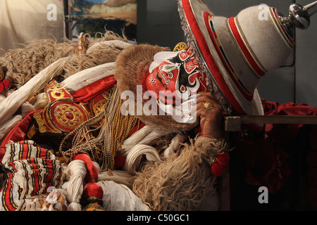 Kathakali attori vestiti come hanuman durante una fase mostra. Foto Stock