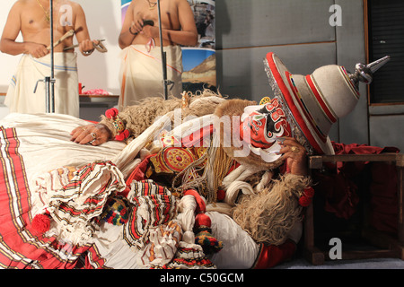 Kathakali attori vestiti come hanuman durante una fase mostra. Foto Stock