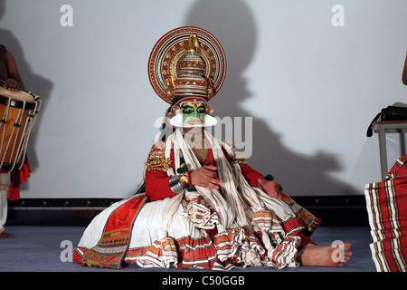 Kathakali attori vestiti come 'Bhima' esibirsi sul palco. Foto Stock