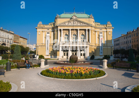 Hrvatsko narodno kazaliste Ivan pl Zajca la Nazionale croata esterno del Teatro Municipale della città di Fiume dal Golfo del Quarnero Croazia Europa Foto Stock