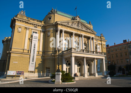 Hrvatsko narodno kazaliste Ivan pl Zajca la Nazionale croata esterno del Teatro Municipale della città di Fiume dal Golfo del Quarnero Croazia Europa Foto Stock