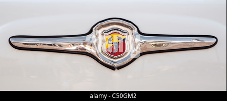 Close-up vista frontale di dettaglio della Fiat 500 Abarth base 595 classic car logo. Foto Stock