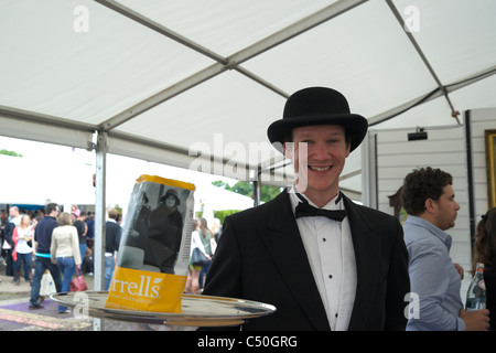 Il gusto della fiera di Londra, giugno 16-19 Regents Park, uomo vestito come il maggiordomo, pubblicità Tyrrel di patatine. Foto Stock