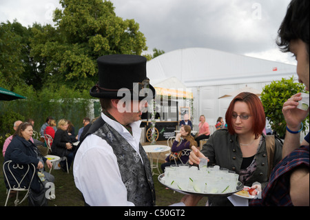 Il gusto della fiera di Londra, giugno 16-19 Regents Park, l uomo che serve libero & gin tonic a Waitrose giardino estivo in stallo. Foto Stock