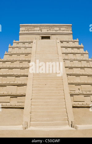 La piramide azteca al Sand Sculpture Festival sulla spiaggia lungomare a Weston Super Mare Somerset South West England Regno Unito Foto Stock