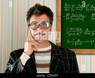 Genius nerd occhiali uomo sciocco scheda formula matematica pensieroso il gesto di espressione del pensiero Foto Stock