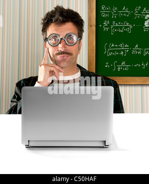 Genius nerd occhiali uomo sciocco scheda formula matematica pensieroso il gesto di espressione del pensiero Foto Stock