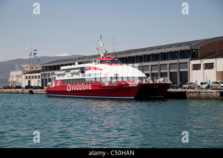 Il traghetto veloce Flying Cat da Hellenic Seaways al costiero città portuale Volos in Tessaglia sulla terraferma greca , Grecia Foto Stock