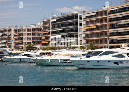 Barche presso il porto di porto costiero città Volos in Tessaglia sulla terraferma greca, grecia Foto Stock