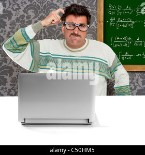 Genius nerd stupido computer occhiali pensando gesto la soluzione del problema di sfondo Foto Stock