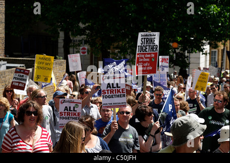 BRIGHTON, Regno Unito 30/06/11. I lavoratori del settore pubblico e di elementi di raccordo di dimostrare in Brighton oggi (30/06/2011) Foto Stock