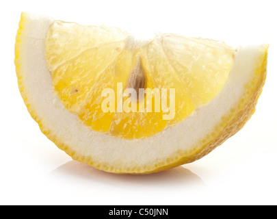 Fetta di limone su uno sfondo bianco. Foto Stock