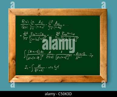 Lavagna verde con scritta difficile matematica formula integrale Foto Stock