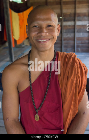 Il debuttante monaco buddista con collana di perle, Wat Lolei, vicino a Siem Reap, Cambogia Foto Stock