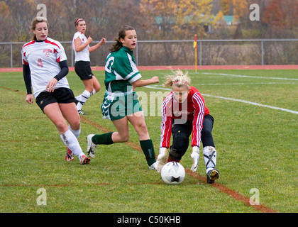 Alta scuola ragazze womens soccer, calcio, i giocatori con il portiere la cattura del pallone da calcio da obiettivo Foto Stock