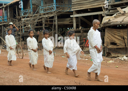 Le monache buddiste sulla loro mattina alms round, Kompong Klang, sulla riva del lago Tonle Sap, vicino a Siem Reap, Cambogia Foto Stock