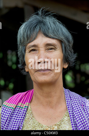 Cambogiani donna con capelli grigi che indossa un krama, Kompong Klang, sulla riva del lago Tonle Sap, vicino a Siem Reap, Cambogia Foto Stock