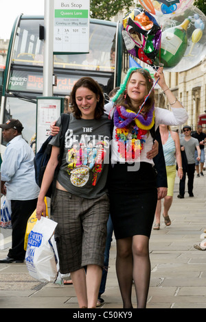 Frequentatori di partito per le strade di Oxford, Inghilterra Foto Stock