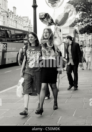 Frequentatori di partito per le strade di Oxford, Inghilterra Foto Stock