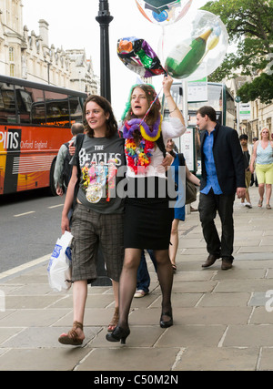 Frequentatori di partito per le strade di Oxford, Inghilterra Foto Stock