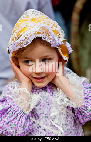 Una giovane ragazza olandese in abiti etnici in Olanda, Michigan, Stati Uniti d'America. Foto Stock