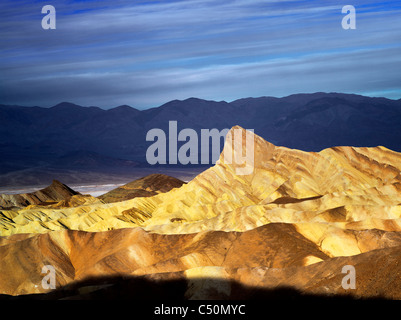 Manly Peak da Zabriskie Point sunrise. Parco Nazionale della Valle della Morte, California Foto Stock