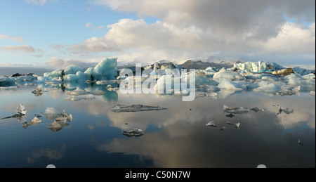 Panorama di Jokulsarlon, lago glaciale in Islanda dove iceberg collassare dal ghiacciaio Vatnajokull galleggiante attorno a. Foto Stock