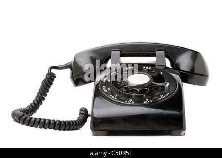 Un vecchio nero vintage stile rotativo telefono isolato su uno sfondo bianco. Foto Stock