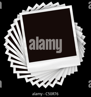 Un mucchio di pellicola istante foto disposti in una pila di circolare su uno sfondo nero. Foto Stock