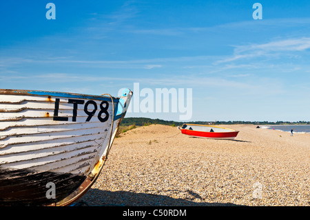 Boote am Strand; barche sulla riva, vista su Southwold Foto Stock