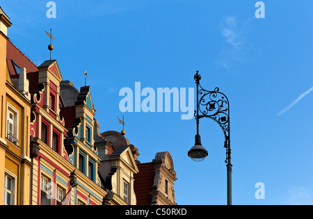 Facciate rinnovate sulla piazza del mercato di Wroclaw, Polonia Foto Stock