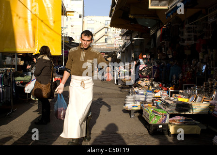 La vita nel pittoresco mercato Kapani, a Salonicco, Grecia. Foto Stock