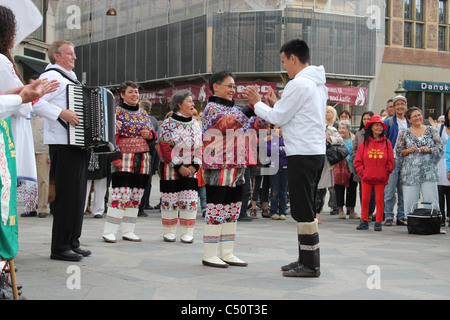 Gruppo di danza groenlandese che si esibisce nelle strade di Copenhagen, Danimarca Foto Stock