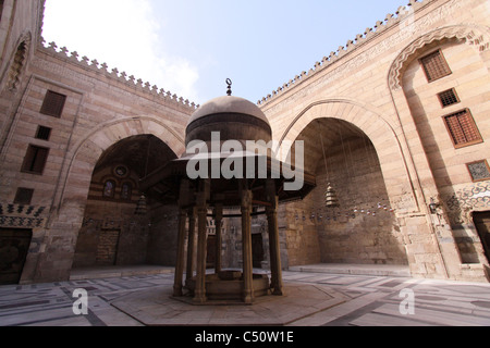 La corte della moschea di El Sultan Barquq- vecchio Cairo - al-muizz street Foto Stock