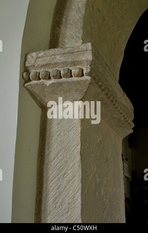 Scolpiti nella capitale la chiesa di Sant'Andrea Coln Rogers, Gloucestershire, England, Regno Unito Foto Stock