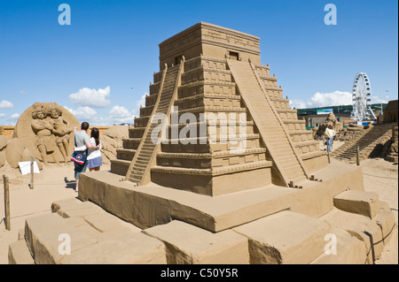 Visita dei turisti guardando la scultura di sabbia Festival sul lungomare di Weston Super Mare Somerset England Regno Unito Foto Stock