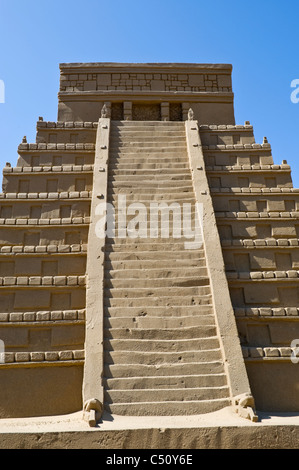 La piramide azteca al Sand Sculpture Festival sulla spiaggia lungomare a Weston Super Mare Somerset South West England Regno Unito Foto Stock