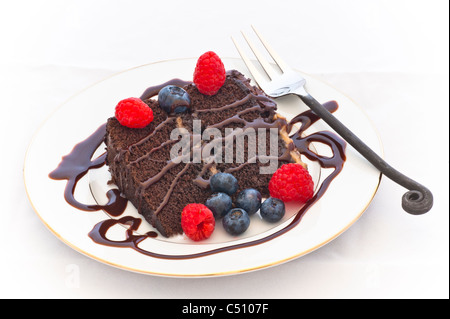 Yummy tedesco Layer Cake con mirtilli e lamponi. Foto Stock