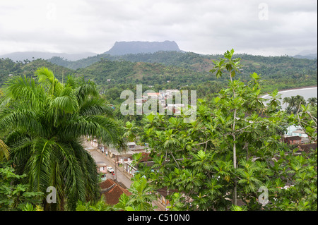 Il centro di vista di Baracoa, El Yunque Montagna in background, Cuba Foto Stock