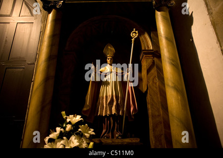 Una scultura di San Nicola di Bari, vescovo di Myra, viene visualizzato in una chiesa di Santiago de Compostela, Spagna Foto Stock