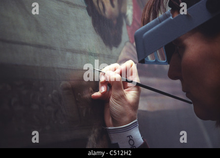 Gli specialisti, i responsabili e i mestieri professionisti provenienti dal Regno Unito. La cura e la conservazione dei dipinti ad olio. Foto Stock
