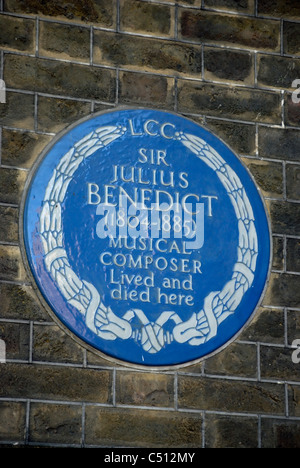 Targa blu segnando una casa del compositore sir julius benedetto, Manchester Square, Londra, Inghilterra Foto Stock