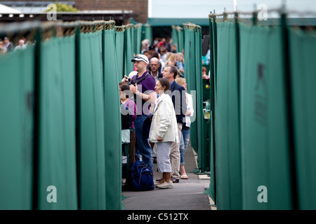 Gli spettatori a guardare il Wimbledon Tennis Championships 2011 al di fuori di tribunali. Foto:Jeff Gilbert Foto Stock