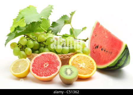 Frutti colorati isolati su sfondo bianco. Foto Stock