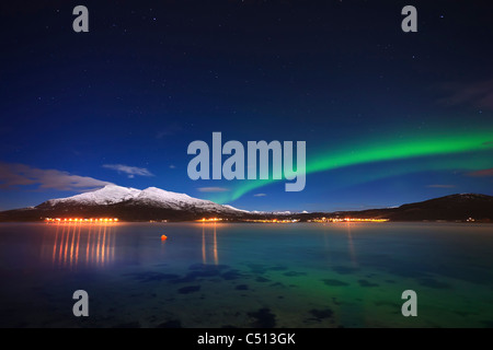 Aurora su Tjeldsundet Saetertinden e montagna in Norvegia. Foto Stock