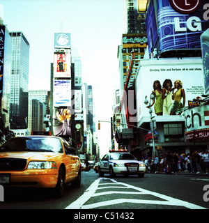 Strada trafficata, Times Square Manhattan, New York City, Stati Uniti d'America Foto Stock
