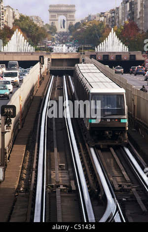 Treno della metropolitana in esecuzione su binario in città, Arc de Triomphe in background Foto Stock