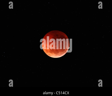 La fase di totalità di un'eclisse lunare durante il 2010 solstice. Foto Stock