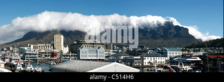 Il Victoria and Alfred Waterfront porto e la Table Mountain di Città del Capo in Sud Africa Foto Stock